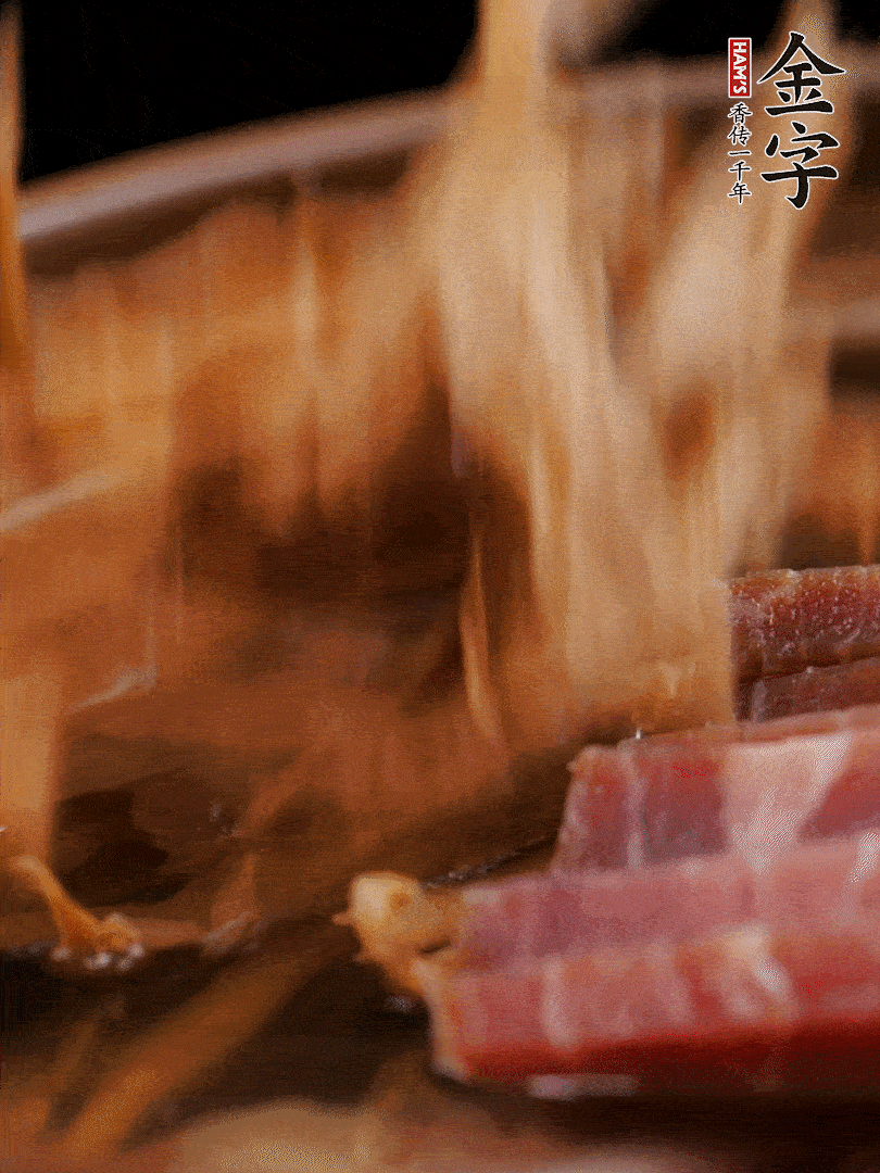 大筒骨、金字火腿、姜片、黃酒一起放入砂鍋，加筍干燉煮40分鐘。（如果家里有高壓鍋，用高壓鍋把高湯壓出來更鮮濃。）