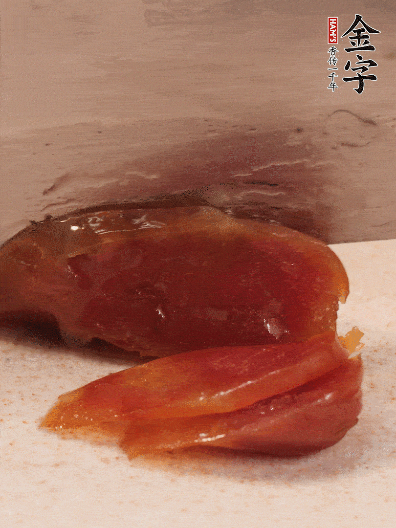 臘腸煮熟后，切薄片
