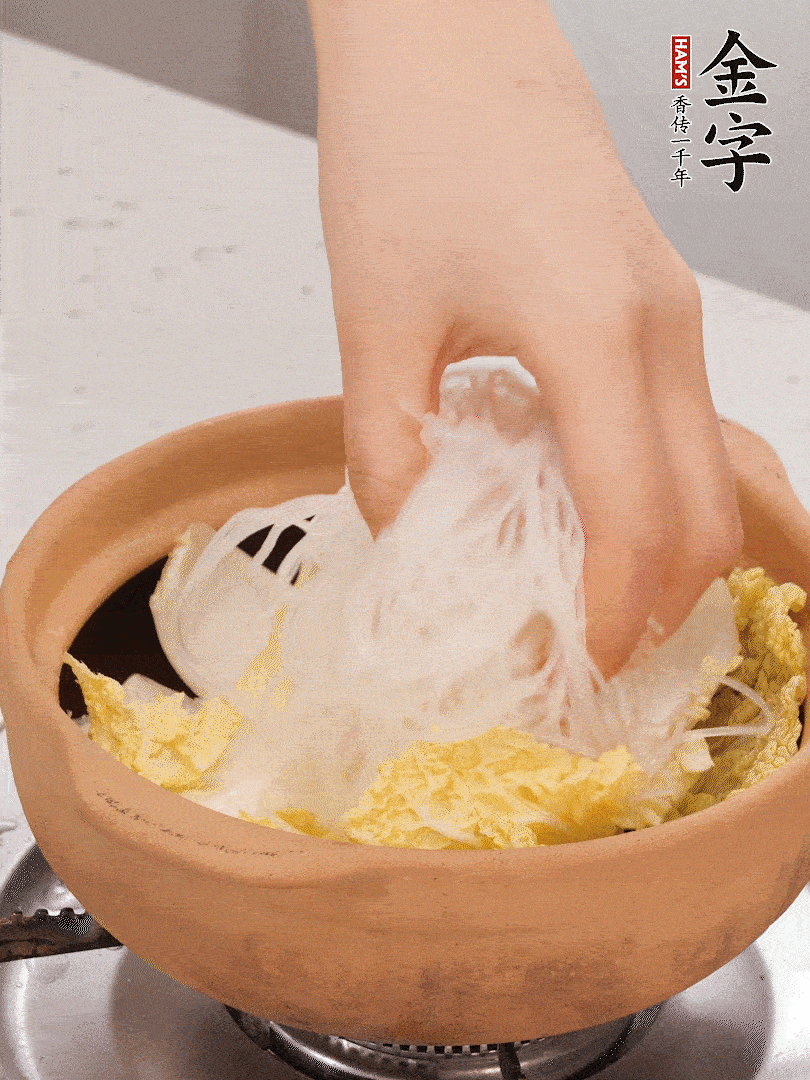 放入提前泡軟的粉絲，蓋上蒜蓉醬汁