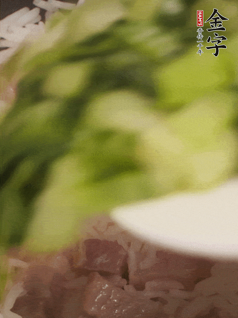 將燜煮好的米飯，倒入炒熟的蔬菜中，翻炒均勻鍆繼續(xù)燜煮5分鐘
