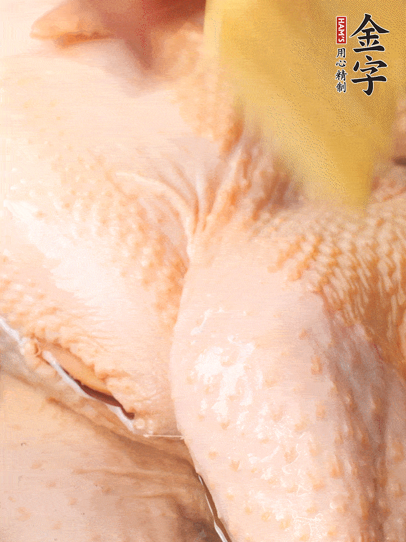 老母雞去頭去尾，斬去雞爪。冷水入鍋，加料酒、蔥姜焯水，煮出浮沫后撈出，用清水洗凈