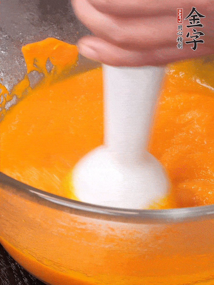 300g南瓜，去皮去瓤切滾刀塊，大火蒸8分鐘，料理機(jī)打成泥，篩網(wǎng)過篩成泥