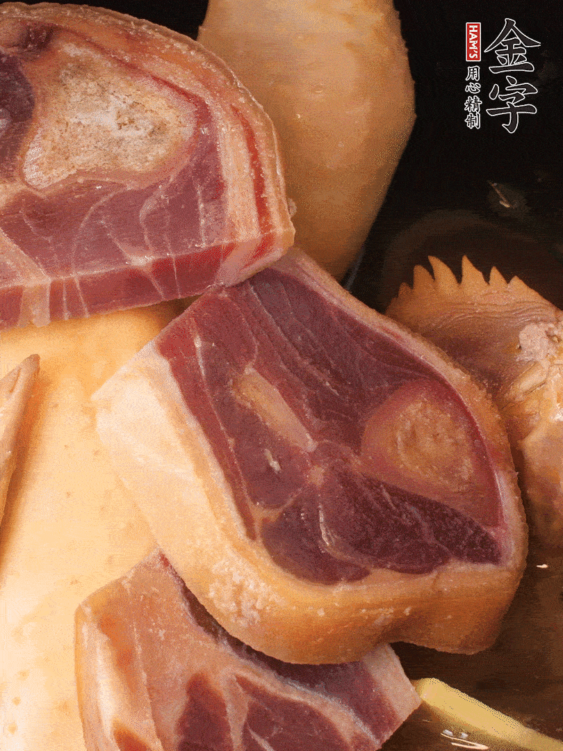 火踵、老母雞加蔥、姜、料酒、清水，大火燒開后轉(zhuǎn)小火，燉1小時