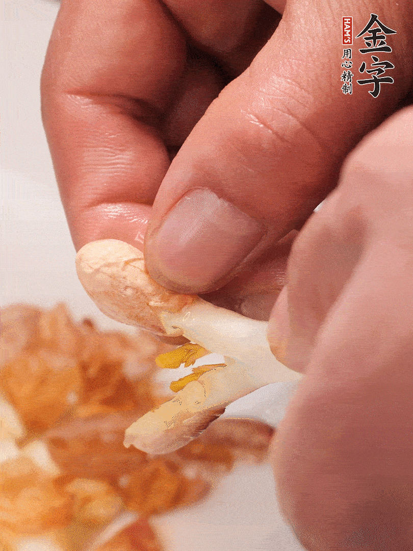 花生芽切段。開水焯水1分鐘，去掉頂部的花生皮
