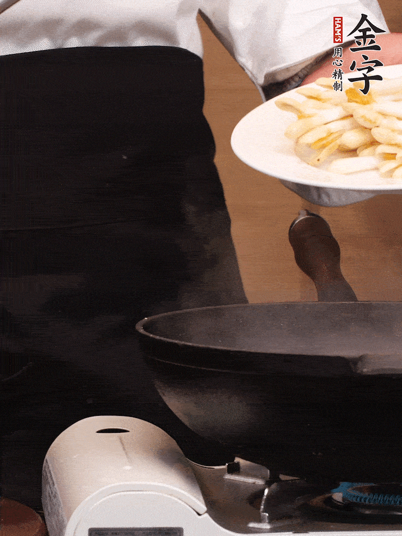 鍋中少許油，下花生芽