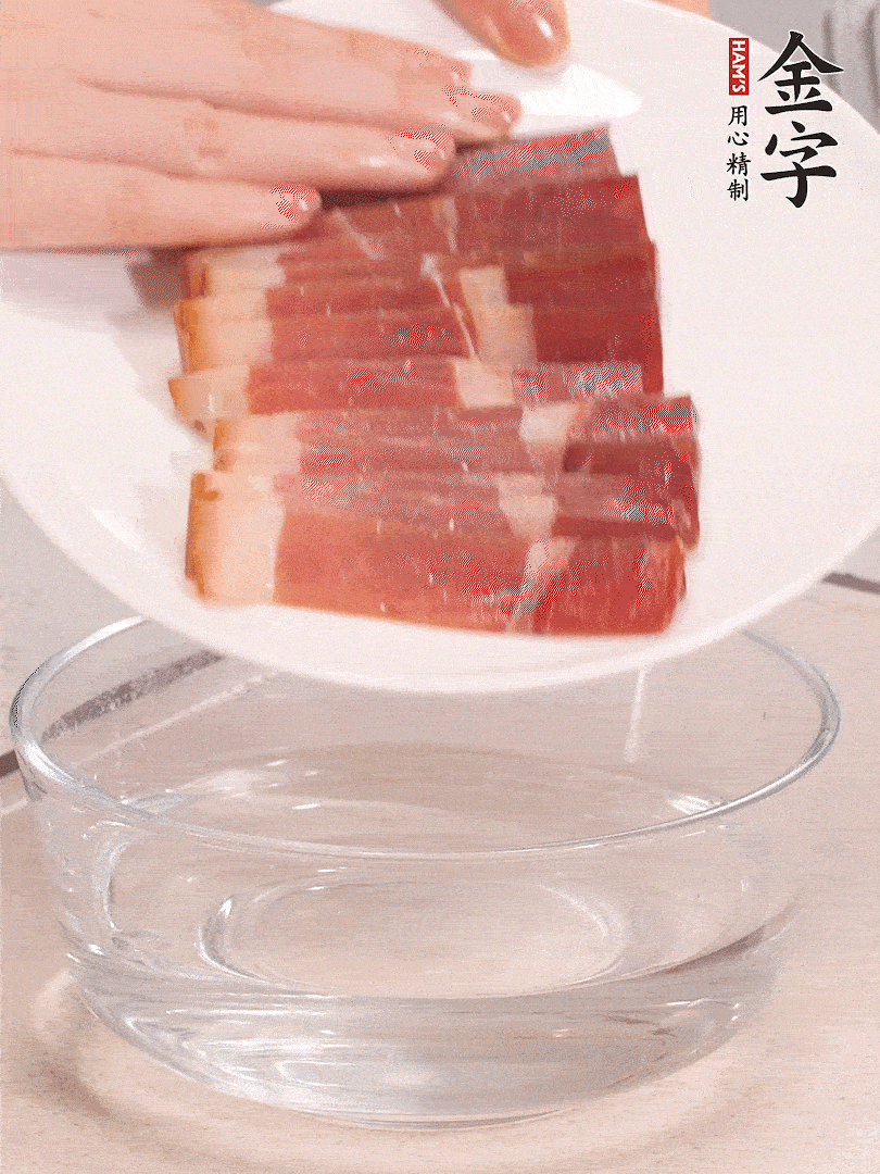 鴨腿冷水下鍋，加姜片、料酒焯水