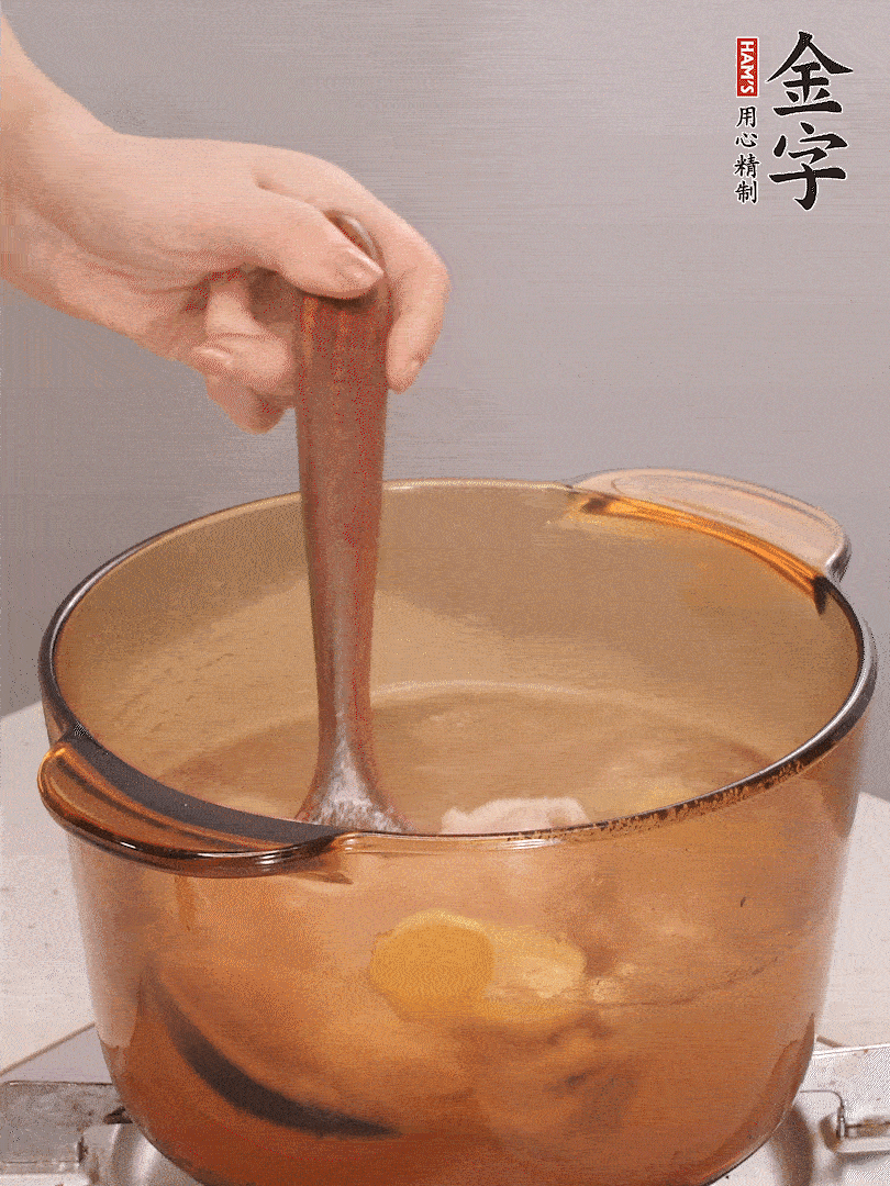 鴨肉、白果、火腿、生姜一起放入砂鍋，清水沒過食材，大火燉煮1小時(shí)
