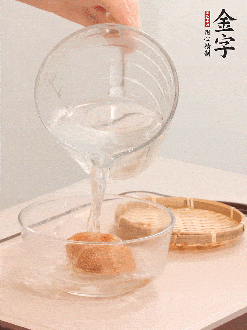 猴頭菇至少泡發(fā)半小時(shí)，將浸泡后的黃水?dāng)D干；