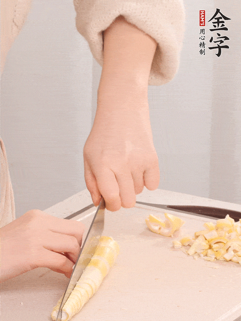 春筍去皮切小塊，焯水2分鐘左右