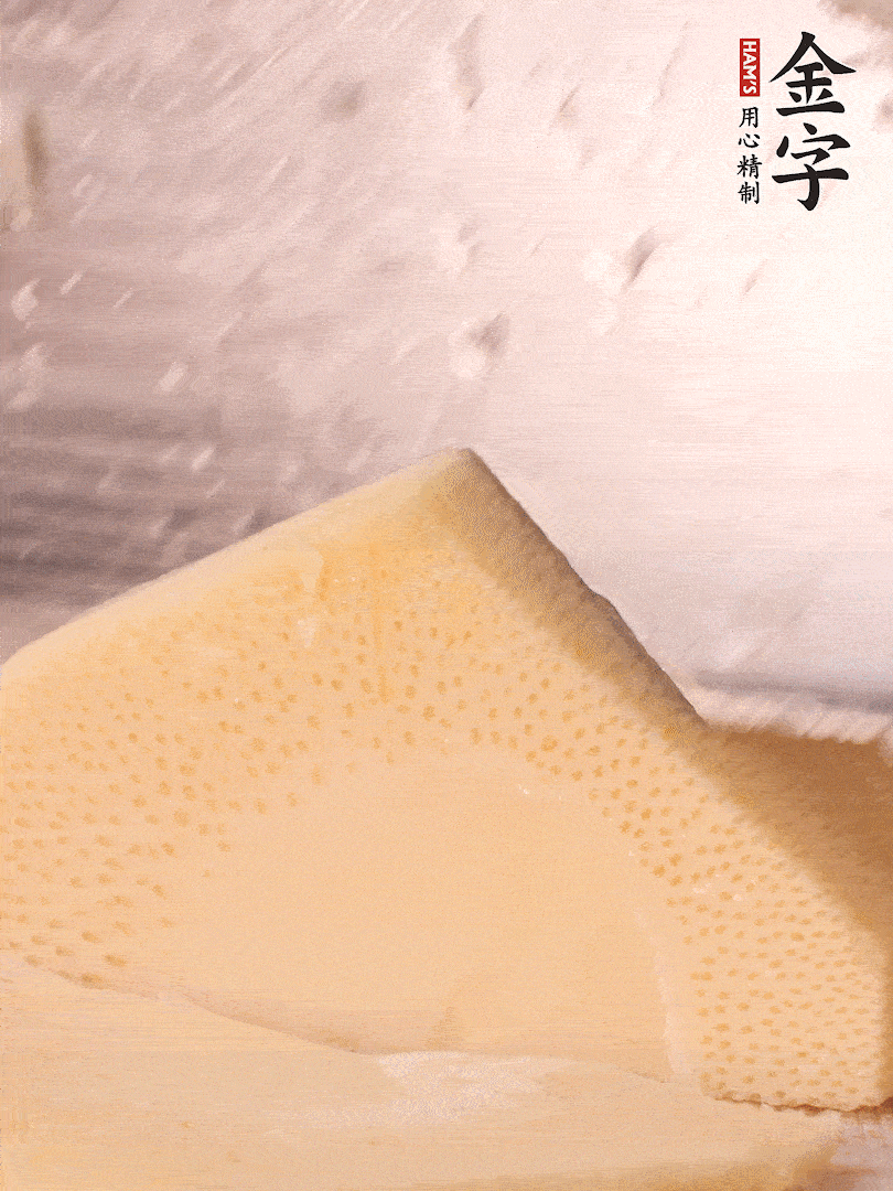 冬筍處理干凈，切滾刀塊，開水焯燙去除澀味
