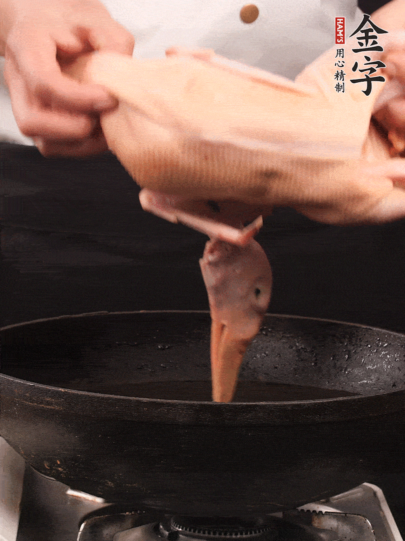 處理干凈的老鴨1只，黃酒小半碗，姜幾片，一起放入冷水，煮沸焯水3分鐘，去除血沫