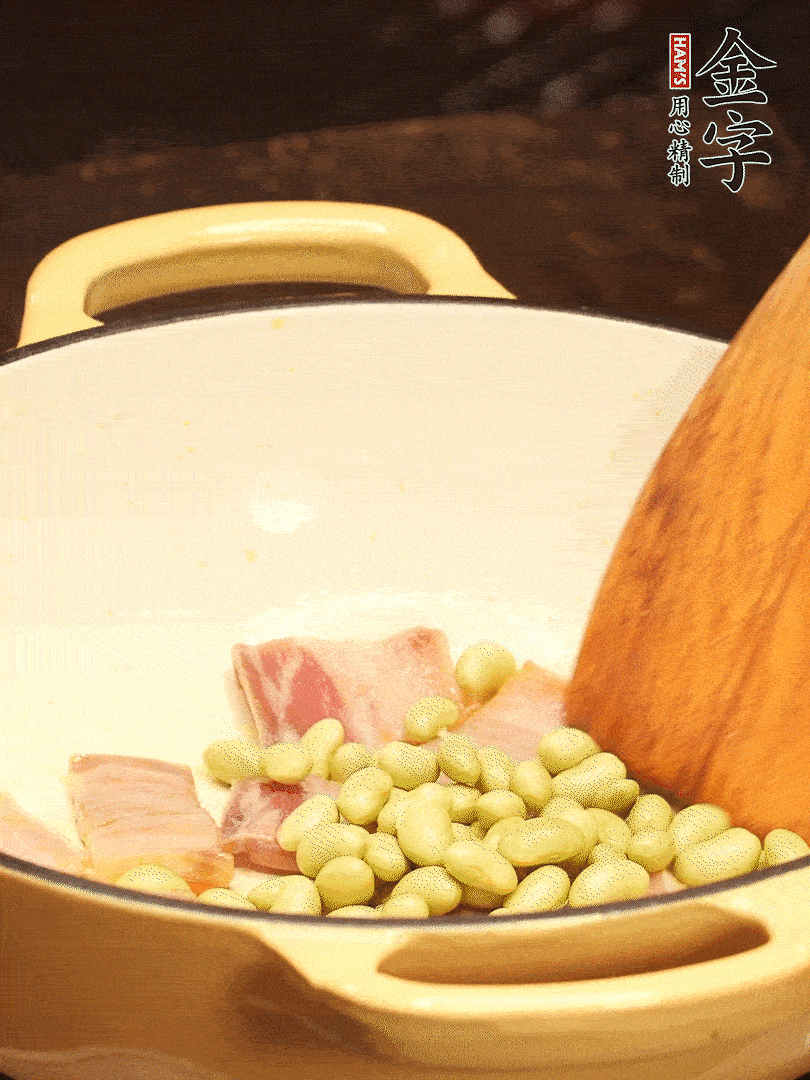 加入青豆、香菇翻炒出香味