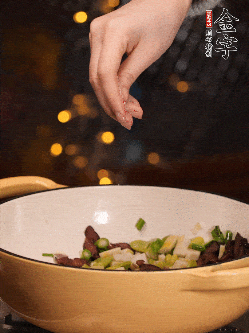可以加點點水，再加菜苔，加點鹽、味精調(diào)味
