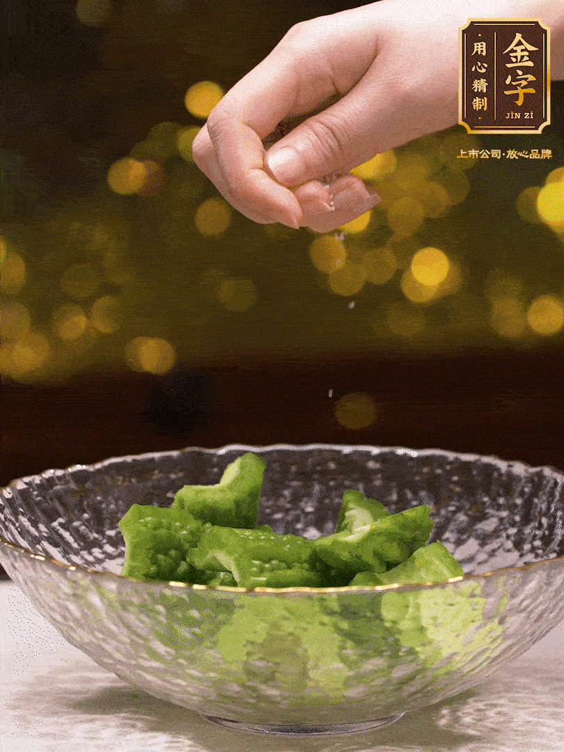 處理好的苦瓜切段（5cm），加點(diǎn)鹽鹽腌一下，去除一下苦味