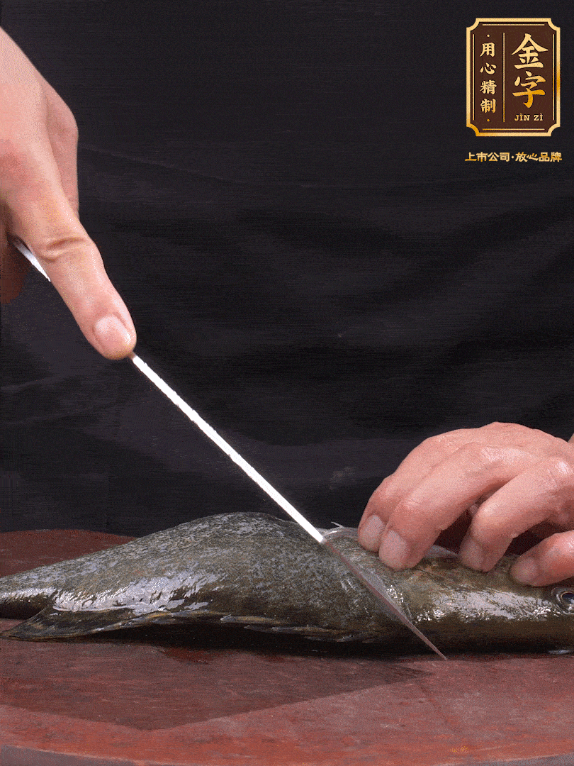 處理桂魚(yú)。收拾好的桂魚(yú)在兩側(cè)開(kāi)花刀