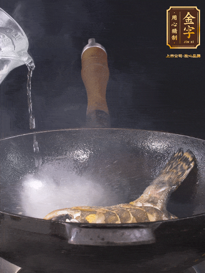 倒入適量食用油，待鍋燒熱后下桂魚(yú)煎大約2-3分鐘至兩面金黃（一定要煎透，這樣做出來(lái)的湯才會(huì)比較奶白色）