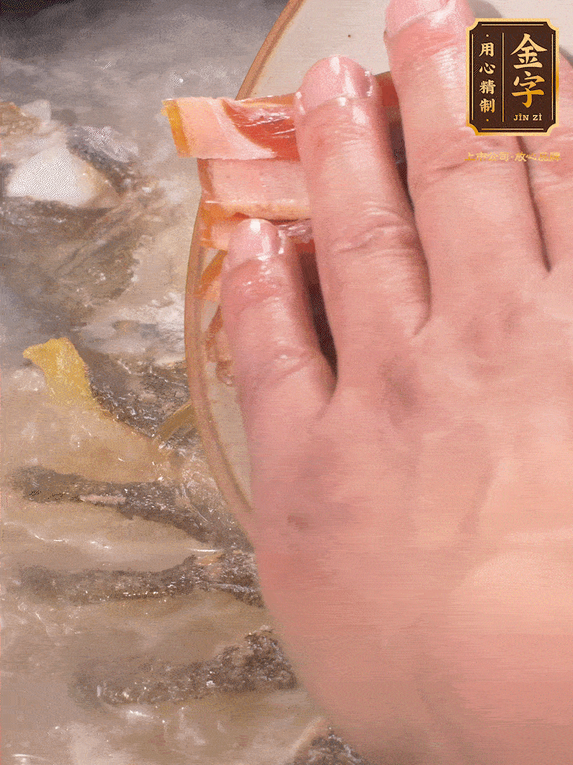 將煎好的魚(yú)，倒入三大碗開(kāi)水。大火煮開(kāi)后放入1個(gè)蔥結(jié)、2片姜片和1勺料酒和火腿片