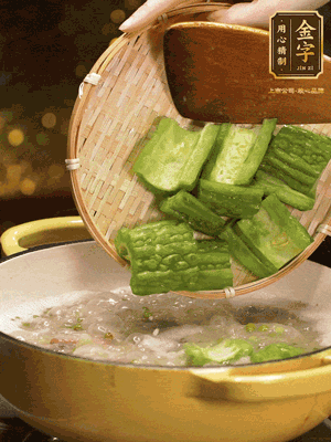 倒入熱水，和泡開(kāi)的綠豆（連水）和火腿片，大火燒開(kāi)燉一個(gè)小時(shí)