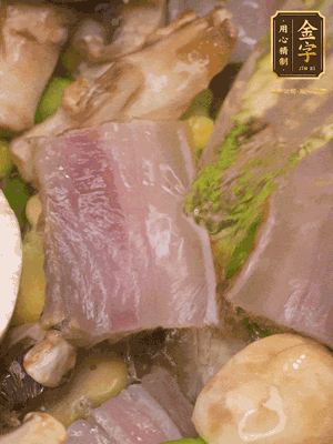 開蓋，放入河蝦繼續(xù)燜煮5分鐘