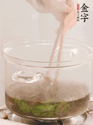 香椿焯水，變色后撈出，切成小段