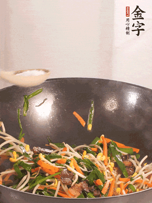 炒合菜：金字醬油肉、綠豆芽、韭菜