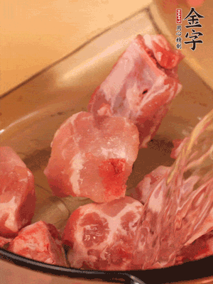 排骨冷水下鍋，加料酒、姜片，煮開(kāi)綽水