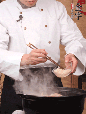 花膠、金湯放入鍋中小火再燉10分鐘
