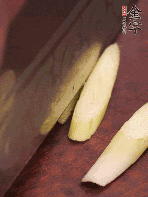 蒜白切小段，辣椒斜切圈