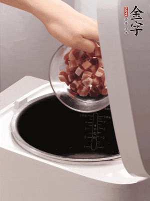鍋中倒入豬油，油熱后炒熟上海青，給倒少許鹽調(diào)味