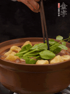 加筒骨煲的經(jīng)典配菜：金字土香腸、油豆腐、千張蓋上蓋子燜一會(huì)兒，耐心等候10分鐘。