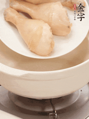 雞腿、火腿、干貝、蒜頭放入砂鍋內(nèi)燉1小時(shí)