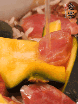倒入溫開水，水量高出米面一個指節(jié)。