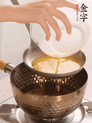 雞蛋過篩子倒入油鍋炸成蛋酥，瀝干油。