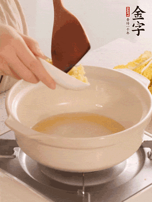 鍋里留少量底油煸香火腿和姜末。
