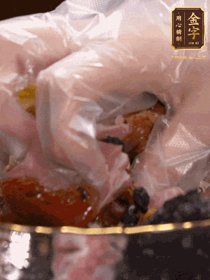 排骨洗凈后（蠔油、生抽、老抽、鹽、糖、淀粉、豆豉、蒜蓉、姜絲）腌制30分鐘