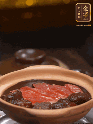 鋪上臘腸和排骨，鍋邊淋一圈油，小火煲10分鐘