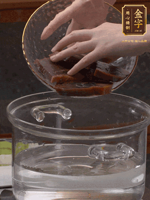 火腿蹄片冷水下鍋，水沸騰后煮5分鐘焯水