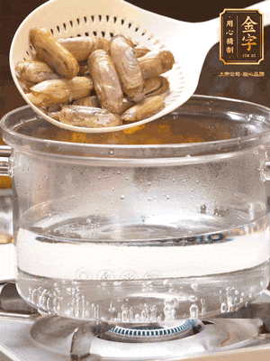 煮一鍋沸水，下蟶子汆燙30秒，撈出浸入冰水，取出蟶子肉