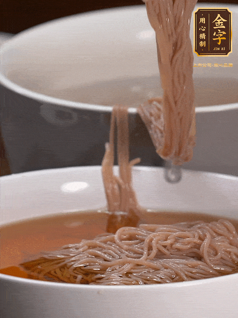 蘋果醋，一點(diǎn)鹽、糖、醬油，兌入涼白開水調(diào)成簡易冷面湯，放水箱冷藏