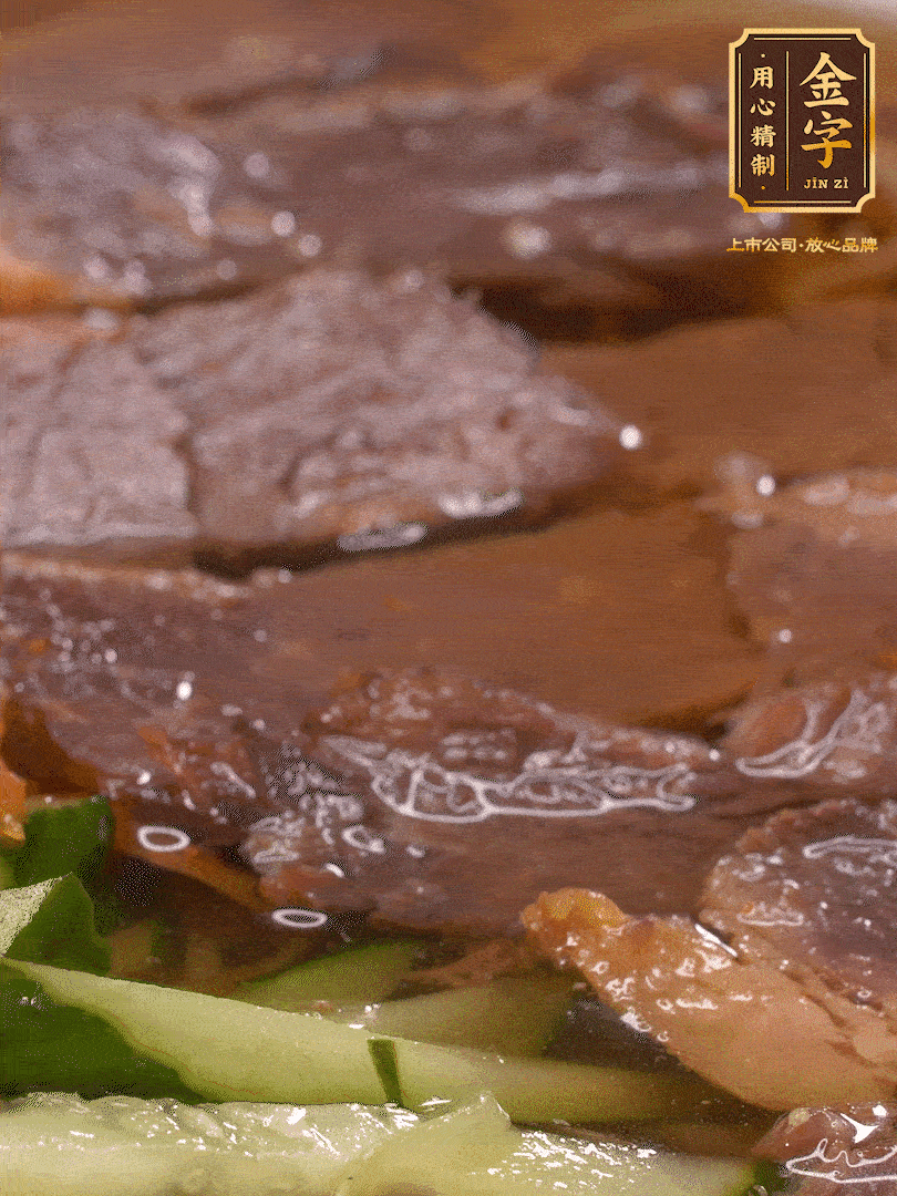 養(yǎng)麥冷面，涼水中清洗浸泡5分鐘，沸水中煮3分鐘，涼水漂洗沖涼