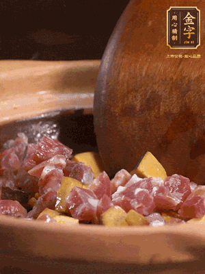 熱油下蒜片，倒入香腸丁、牛肝菌丁翻炒出香味