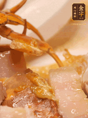 顏色變紅時，放蔥結(jié)、姜片煸香，再放咸肉、茭白、毛豆翻炒