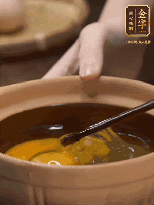 雞蛋打入砂鍋，充分打勻，1.5倍的溫水加一勺鹽，倒入蛋液中，攪拌均勻后用勺子舀去表面浮沫