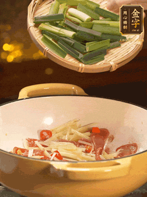 接著放蒜葉，來一點(diǎn)鹽，一點(diǎn)醬油調(diào)味翻勻