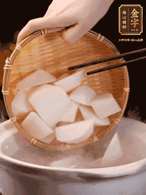 大火煮開后，轉(zhuǎn)中小火燉40分鐘，挑出蔥結(jié)，再下蘿卜燉20分鐘