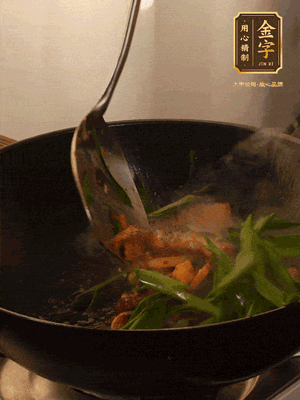 黃豆醬、鹽、糖調(diào)味，淋一圈花雕酒，蒜白先下，蒜葉后下