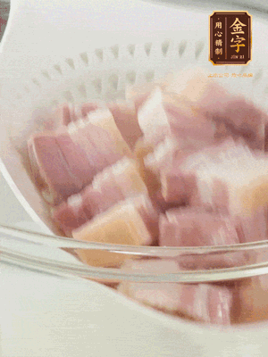 金字淡咸肉、排骨分別加料酒、蔥、姜冷水下鍋焯水，水開撇去浮沫撈出。