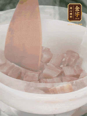 砂鍋內(nèi)咸肉微微煸出香味，再倒入開水。放排骨滾開后轉(zhuǎn)中小火篤30分鐘。（水盡量一次加足，以免中途加水沖淡鮮味。這一步是湯底濃白的關(guān)鍵）