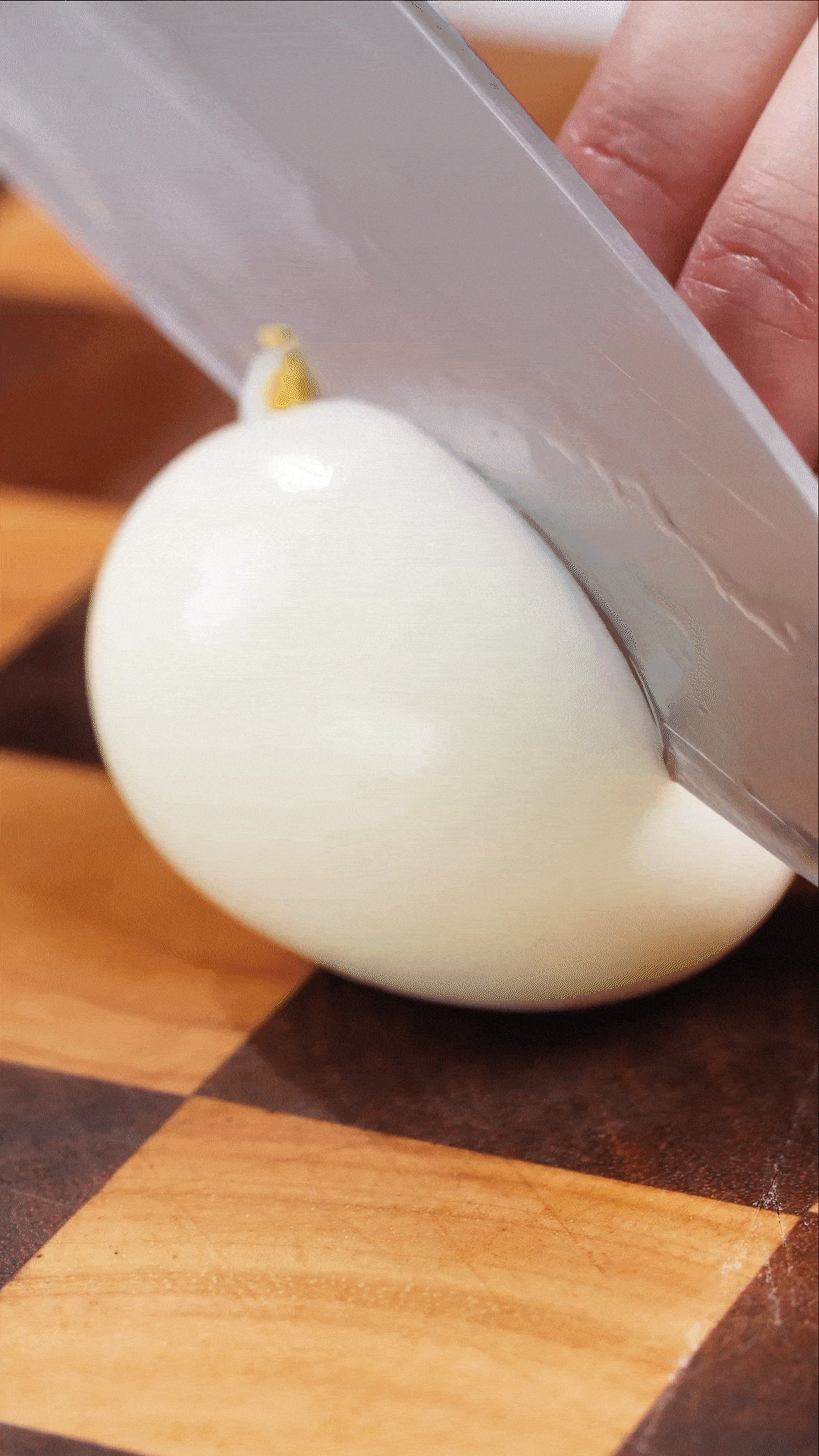 雞蛋煮熟，改刀備用