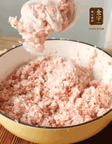 肉丁、咸肉丁、一丟丟鹽、料酒拌勻，反復(fù)摔打上勁。接著加入1兩蔥姜水，反復(fù)拌勻摔打上勁。前后共加3遍。3遍后筍丁，接著反復(fù)摔打上勁。最后加入1個(gè)蛋清、3茶匙生粉拌勻摔打上勁